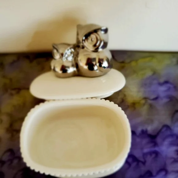WHITE PORCELAIN CERAMIC JEWELERY BOX WITH SILVER TONE OWLS SITTING ON T… - Picture 5 of 7